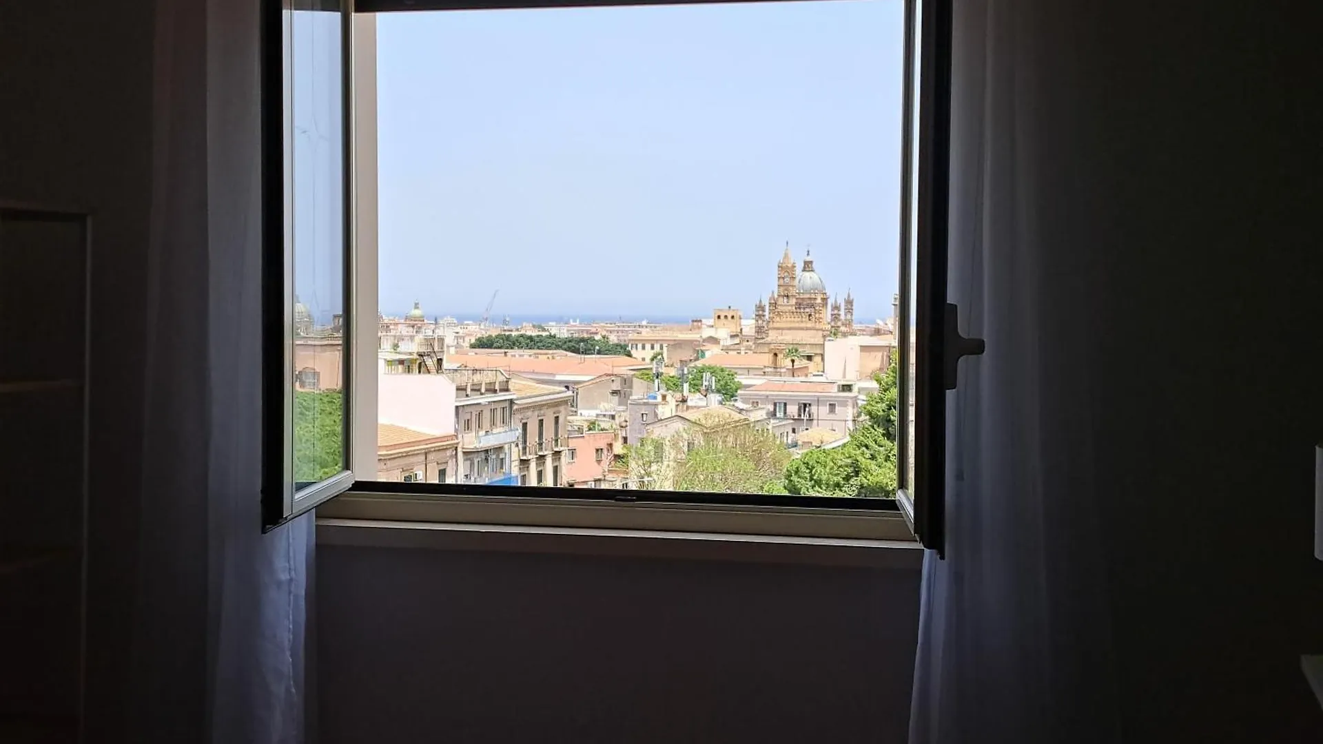 Skyline Palermo Apartment 0*,
